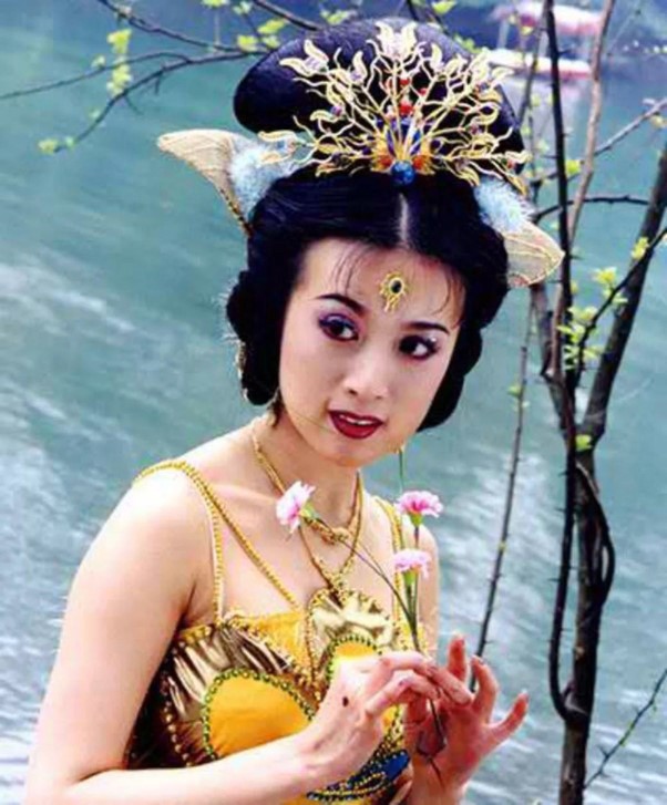 1747726261-picture7-0240-width602height727 Kim Xảo Xảo trong vai công chúa Khổng Tước trong Tây Du Ký 1986.