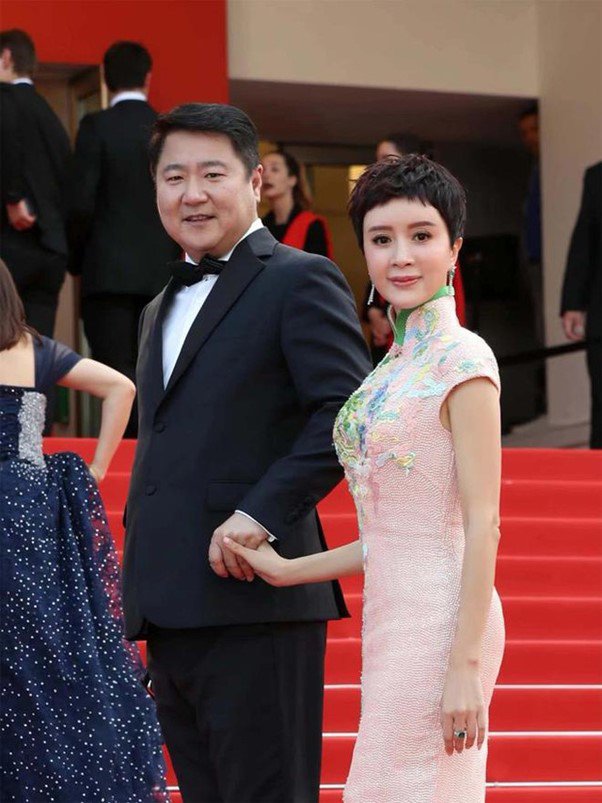 1747726262-picture5-19936-width602height803 Sau khi cô trở thành phu nhân công ty điện ảnh Bona, ai nấy trong Cbiz đều phải nể mặt.