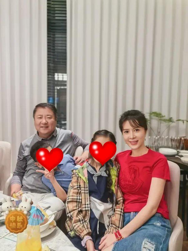 1747726262-picture6-65224-width602height802 Gia đình đầm ấm của Kim Xảo Xảo.