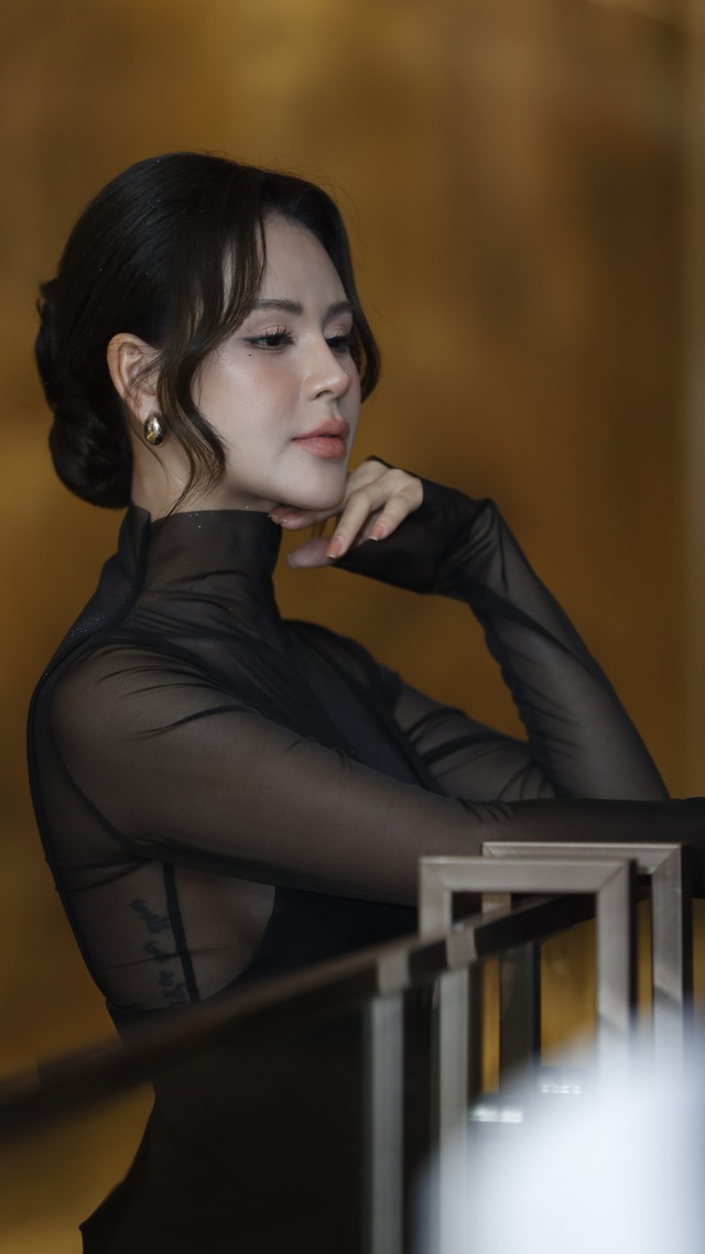 Nữ diễn viên diện thiết kế xuyên thấu phần thân áo, khoe vòng 1 và lưng thon.