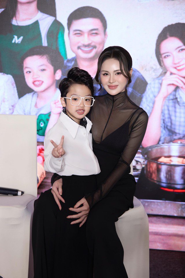 Lương Thu Trang và diễn viên nhí vào vai mẹ con trong phim.