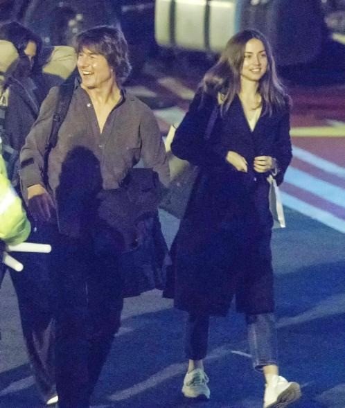 1747789511-a3-268-7846-width498height589 Từ tháng 2 đến nay, Tom và Ana nhiều lần đi chơi cùng. Ảnh: BackGrid.