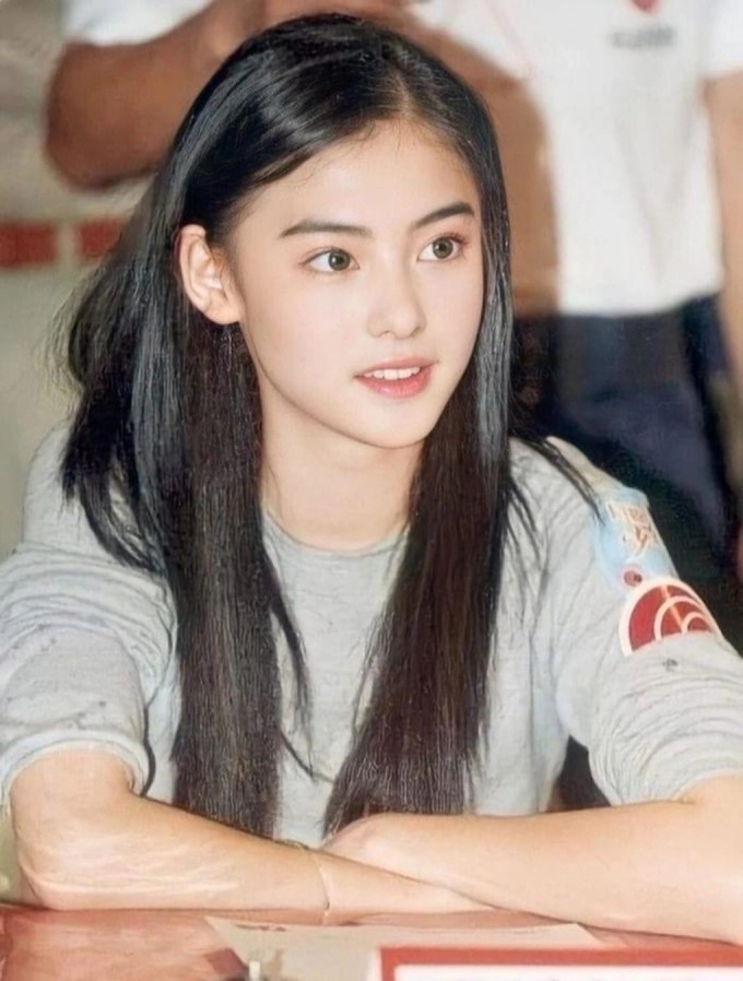 Trương Bá Chi thời trẻ. Ảnh: Weibo