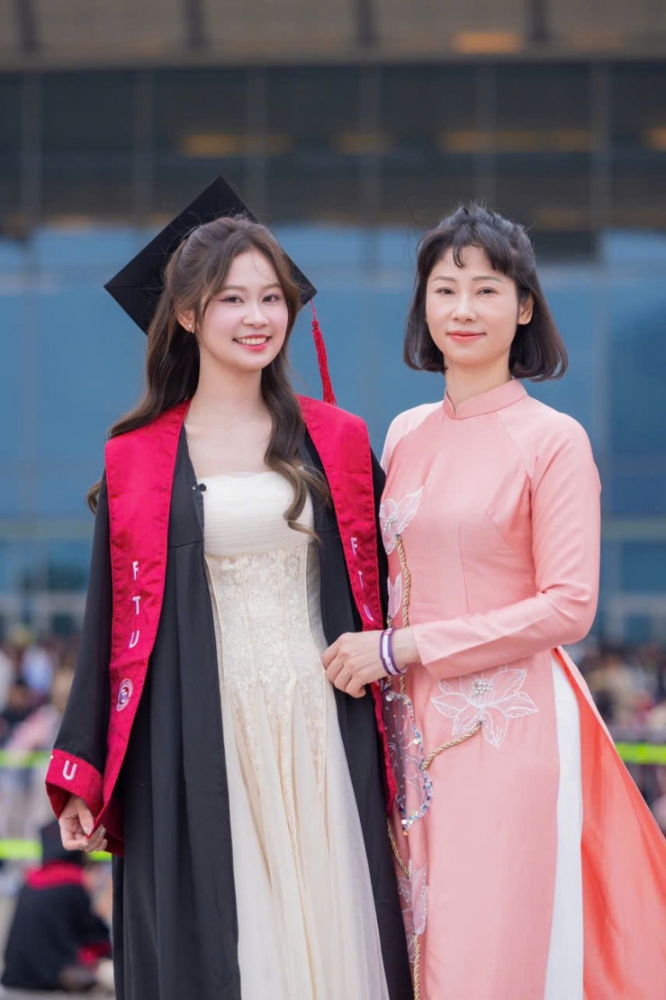 Phương Quyên và mẹ - “người đồng hành đặc biệt” của cô trong hành trình trưởng thành và dấn bước. Ảnh: NVCC