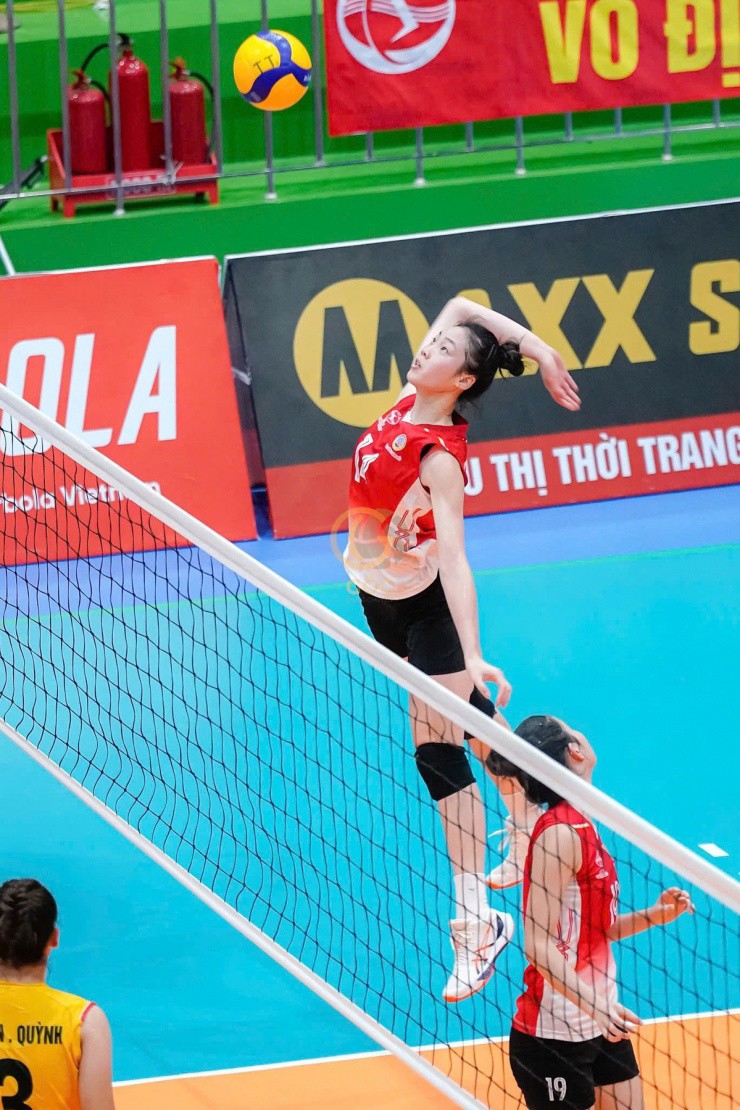 1747791432-quynh-huong-2-width1200height1799 Sắc đẹp vạn người mê của dàn Hoa khôi bóng chuyền áo lính - 9