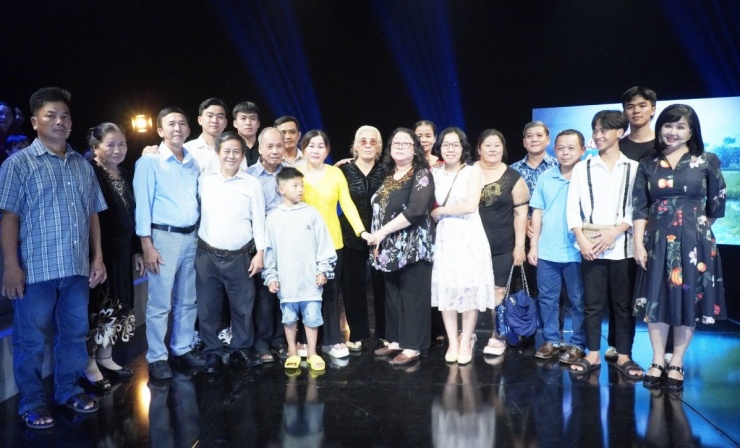 Đại gia đình chị Thu đoàn viên. Ảnh: Chương trình NCHCCCL