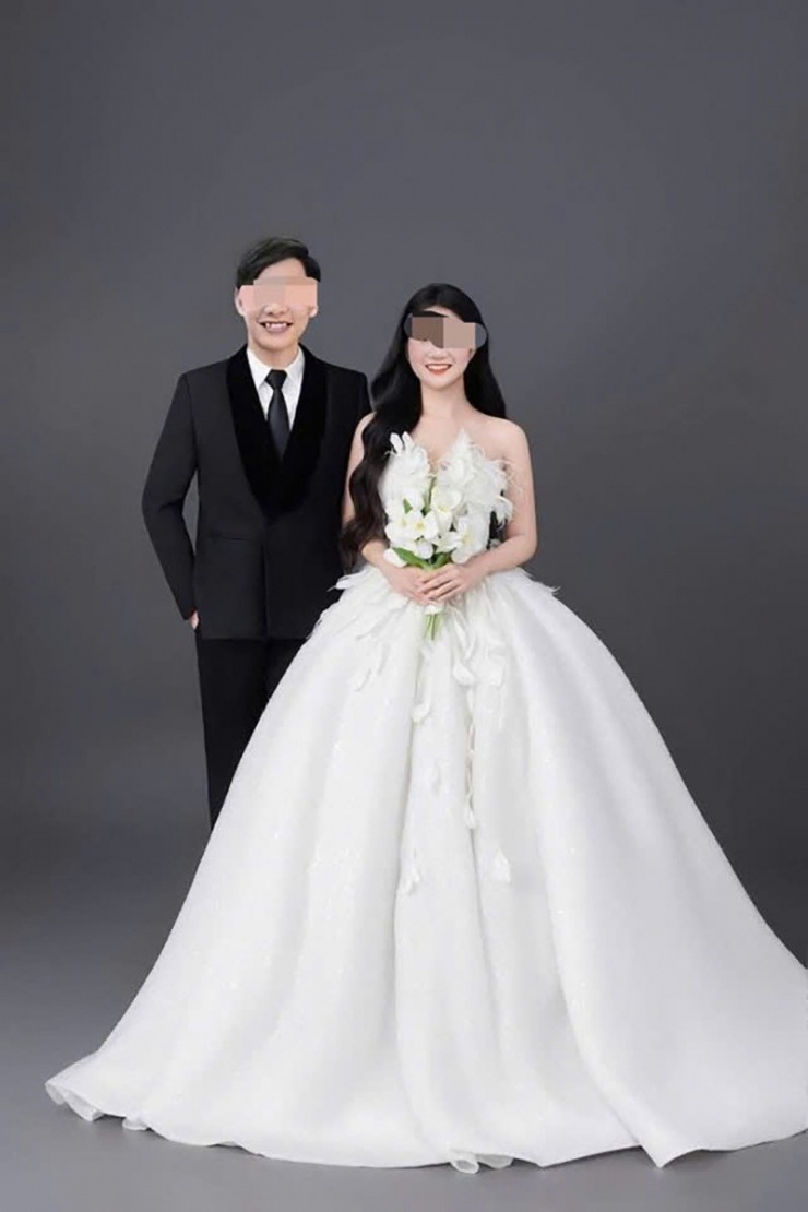 Đồng nghiệp ghép ảnh cưới cho cặp đôi vắn số. Ảnh: Hoàng Công