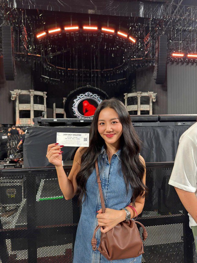1747819769-08n-3978-1-53206-5057-4664-width645height860 Văn Mai Hương khoe tấm vé tham dự concert của Lady Gaga tại Singapore.