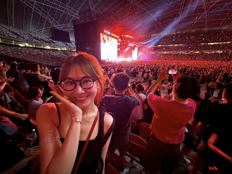 1747819769-845_3221_1_n-width2048height1536 Hari Won