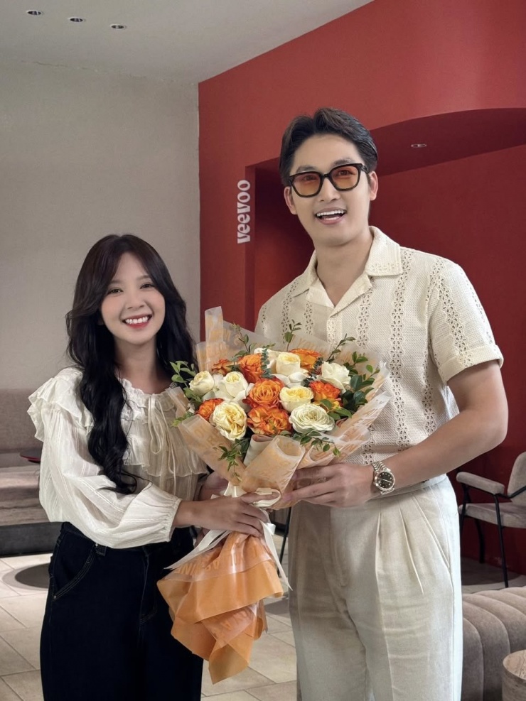  Nguyễn Hoàng Ngọc Huyền tặng hoa cho Đình Tú khi hoàn thành vai diễn.  