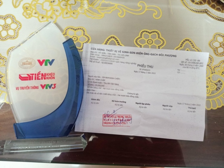 Sau khi nhận tiền từ chương trình truyền hình, chị Trang đem về trả nợ tiền vật liệu xây dựng trong lúc xây nhà. Ảnh: Nhân vật cung cấp