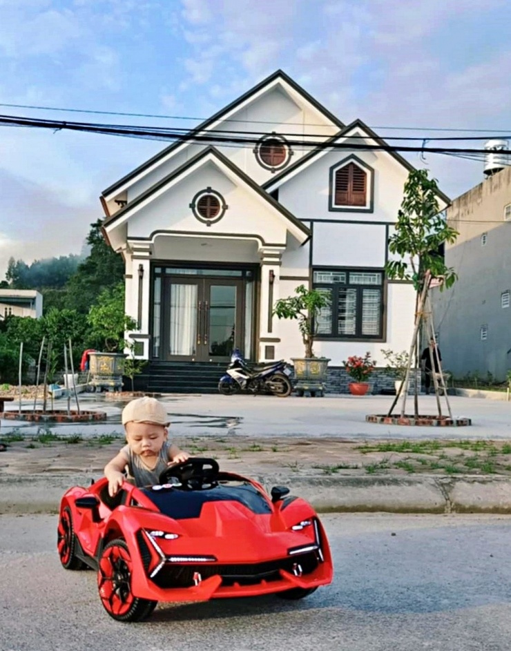 Căn nhà có diện tích 130m² với 3 phòng ngủ, 1 phòng ăn, 1 phòng thờ và khoảng sân rộng ở phía trước. Ảnh: Nhân vật cung cấp