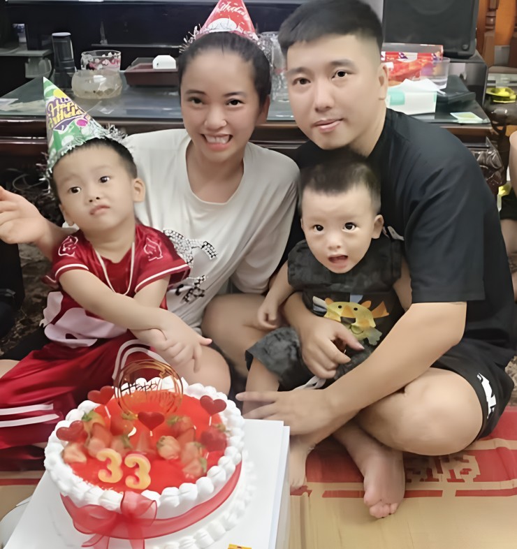 Sau khi xây nhà, vợ chồng chị Trang tạm xa 2 con để xuất ngoại làm việc kiếm tiền trả nợ. Ảnh: Nhân vật cung cấp