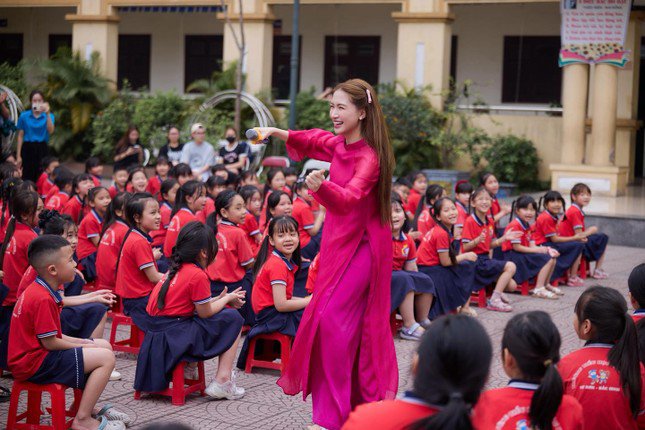 1747882828-125-9597-n-6602-9602-width645height430 Hòa Minzy diễn Bắc Bling ở nhiều trường tiểu học.