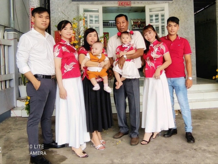 Hai cặp đôi sum vầy bên cha mẹ