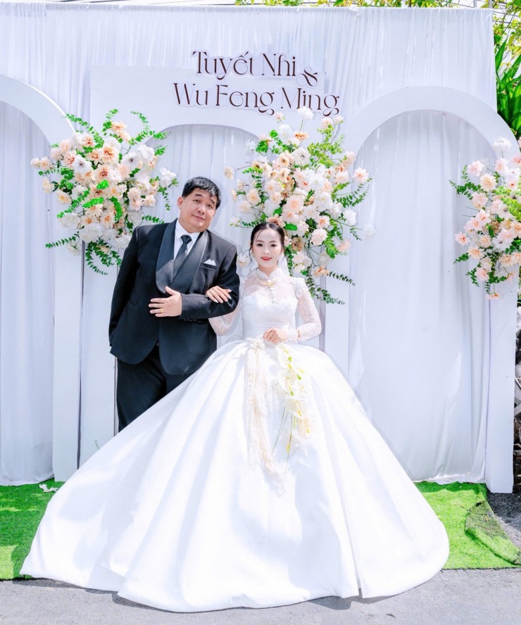 Vợ chồng Nhi hơn kém nhau 22 tuổi 