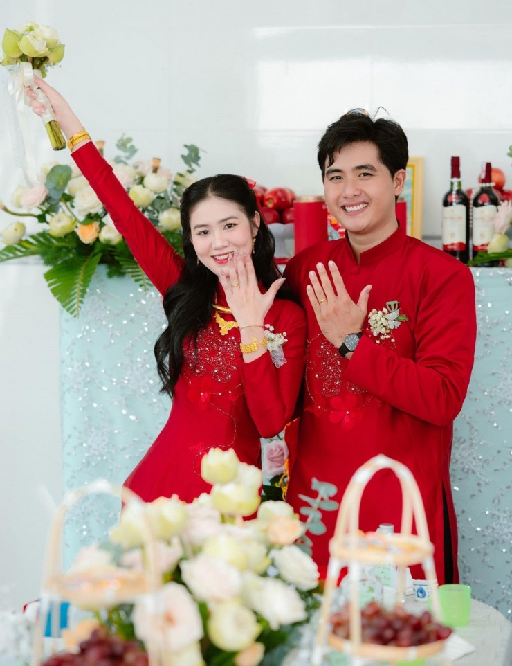 Chú rể Vĩnh Long khóc như mưa khi mẹ vợ trao con gái trên sân khấu cưới - 3