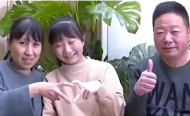 Huyền Huyền 16 tuổi (giữa) nuôi ước mơ làm bác sĩ và được nhiều người ủng hộ. Ảnh: Sohu