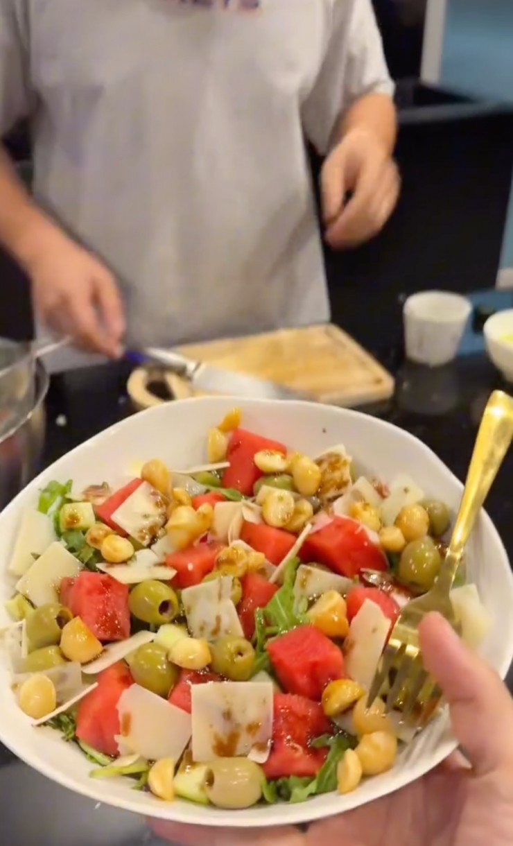 1747980256-3-08406-width969height1597 Loạt món ngon không ngày nào trùng lặp do chồng trẻ Huy Trần chuẩn bị cho bà bầu Ngô Thanh Vân.