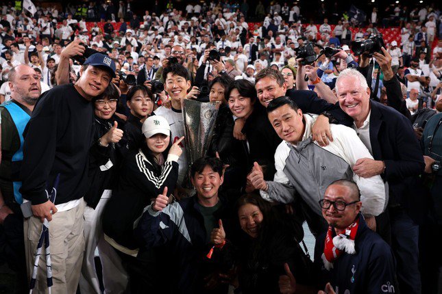 Son Heung Min chụp ảnh cùng người thân và bạn bè.