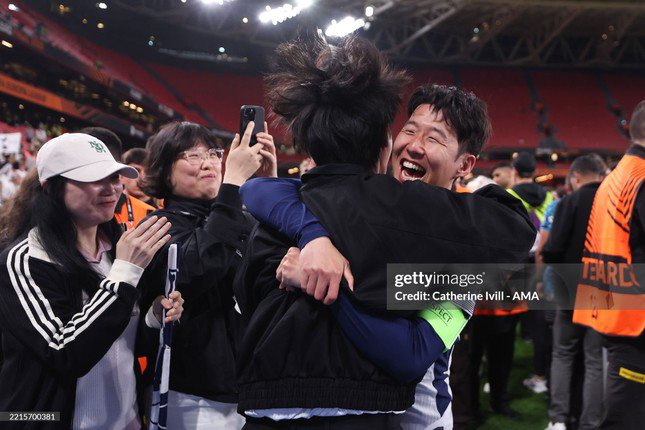 Cả hai trao nhau cái ôm thật chặt.