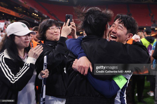 Park Seo Joon - Son Heung Min ôm chầm nhau mừng chiến thắng, gây sốt cõi mạng - 3