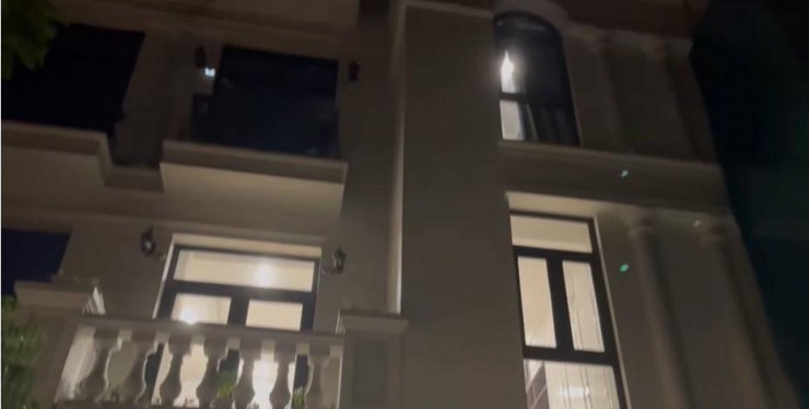 Căn nhà được thiết kế theo phong cách tân cổ điển, nổi bật với tông màu trắng sang trọng và tinh tế.