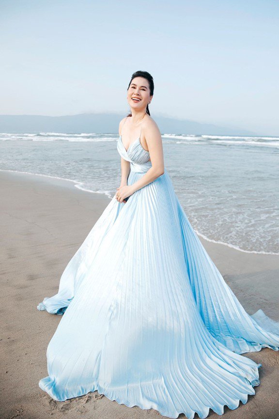 "Ác nữ" trên mản ảnh Việt: Một mình nuôi 2 con trong biệt thự 4 tầng ở TP.HCM, U50 độc thân, trẻ đẹp 1748006859 picture11 5002 width576height864