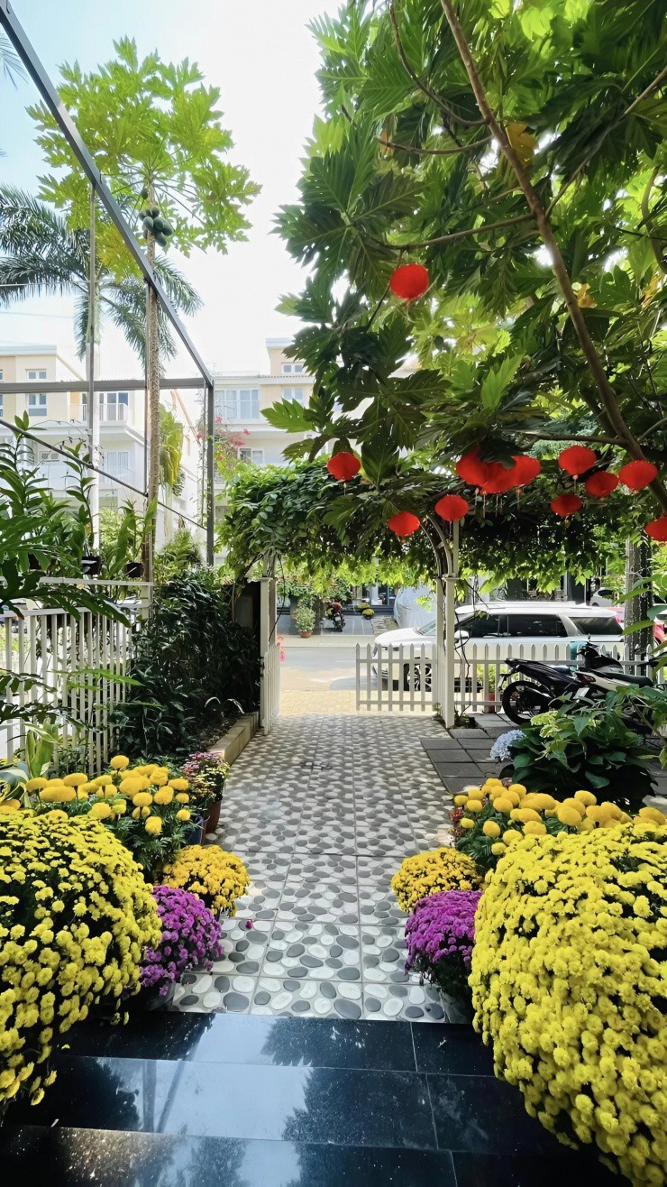 "Ác nữ" trên mản ảnh Việt: Một mình nuôi 2 con trong biệt thự 4 tầng ở TP.HCM, U50 độc thân, trẻ đẹp 1748006863 betterimageai0 3 8442 1 73261 width1560height2774