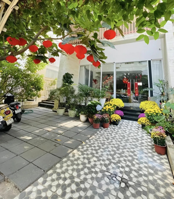 "Ác nữ" trên mản ảnh Việt: Một mình nuôi 2 con trong biệt thự 4 tầng ở TP.HCM, U50 độc thân, trẻ đẹp 1748006864 betterimageai1 7 8724 9479 width1160height1330