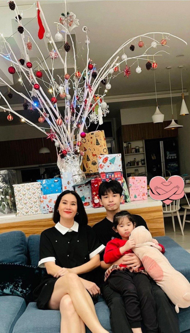 Thân Thúy Hà và hai con.