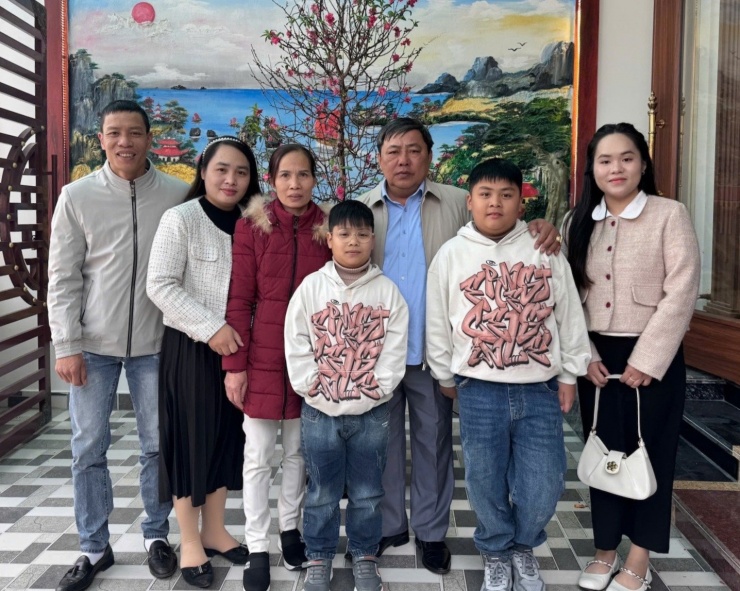 1748045191-z4-64a4227d5db6b99329d7636a3f-77370-width1437height1147 Nữ sinh Đỗ Ngọc Huế (bên phải) cùng gia đình. Ảnh: NVCC