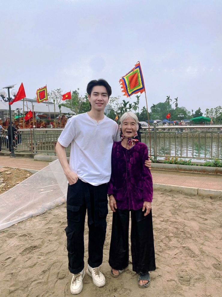 Đình Nam và bà nội