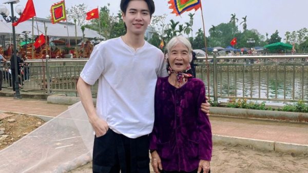 1,6 triệu lượt xem video cụ bà 93 tuổi ở Hà Nội trèo cổng đi tìm chồng 1748045304 anh 2 83547 width1000height1333