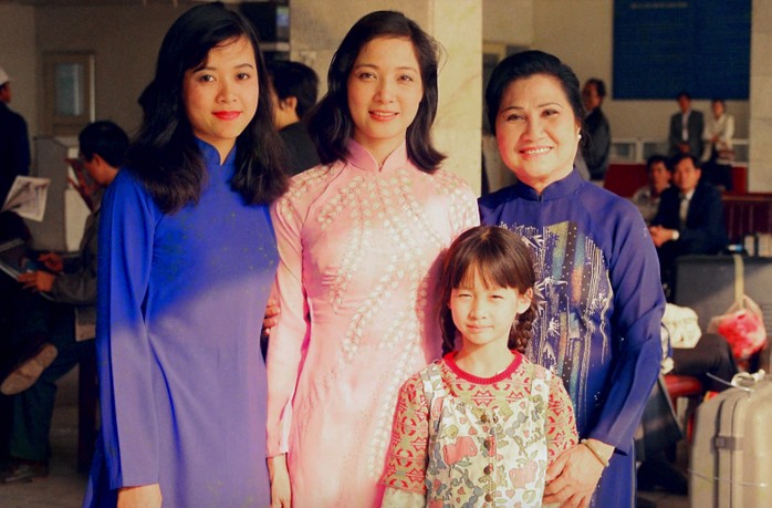 NSƯT Mai Châu và NSND Lê Khanh (giữa) trong phim