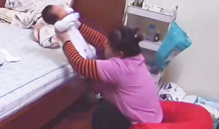 Bảo mẫu bạo hành bé trai 1 tháng tuổi. Ảnh cắt từ clip