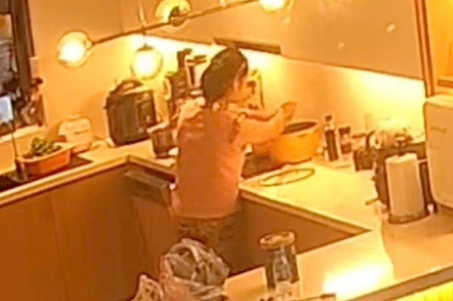 Video ghi lại cảnh giúp việc vắt nước từ giẻ lau vào nồi nước lá tía tô cho chủ nhà uống. Ảnh: Cắt từ clip ANTD