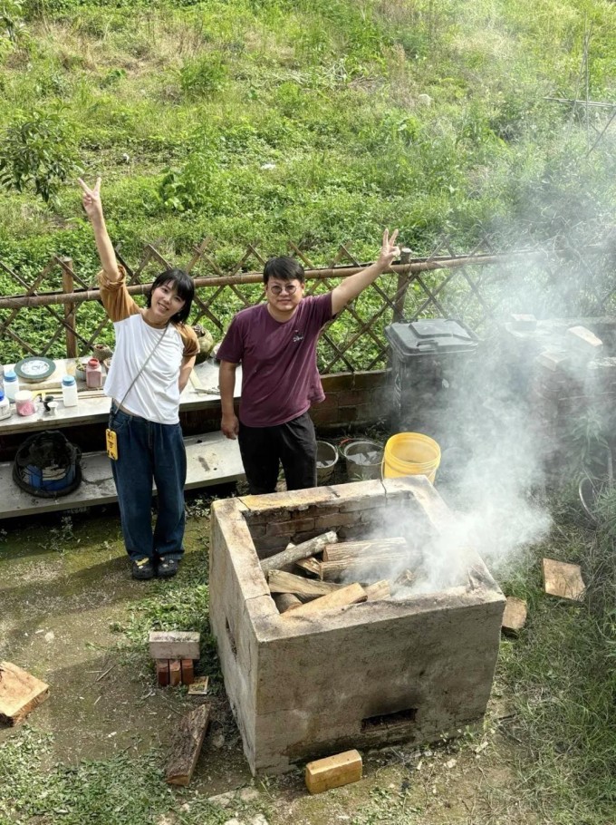 Yali trong chuyến du lịch dịp Tết năm nay, gặp gỡ nhiều người bạn cũng đang sống theo kiểu kiếm tiền vừa đủ, trải nghiệm nhiều hơn. Ảnh: Zhuanlan