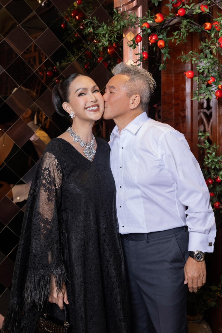 Diễm My được ông xã yêu thương, chiều chuộng.