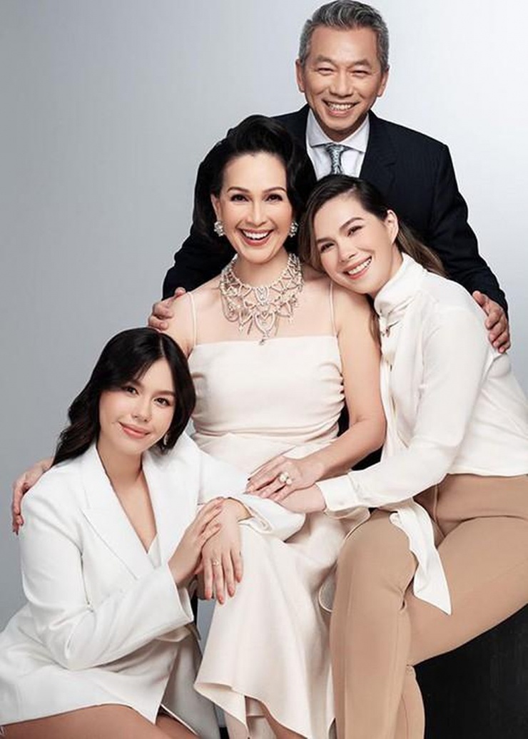 Vợ chồng Diễm My có 2 cô con gái xinh đẹp và vô cùng giỏi giang.