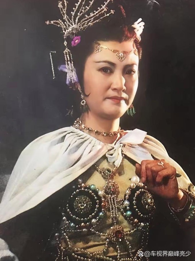 Dương Xuân Hà đóng Bạch Cốt Tinh sau khi được đạo diễn Dương Khiết hứa giao thêm vai nữ vương Tây Lương Nữ Quốc.