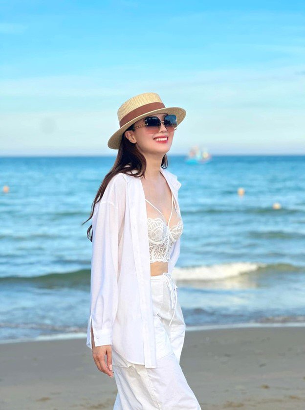 Trong loạt ảnh được chia sẻ, Hồng Diễm gây ấn tượng với phong cách thời trang cá tính, sang chảnh cùng thần thái cuốn hút (Ảnh: FBNV).