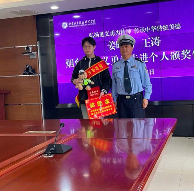 1748220451-542e59fa9d7b6a-7446-8124-width645height635 Chính quyền địa phương vinh danh nam sinh và tài xế. Nguồn: Xiaohongshu