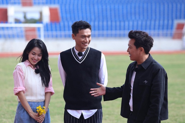 Tú Vi, Xuân Nghị và Trường Giang trong một chương trình truyền hình.