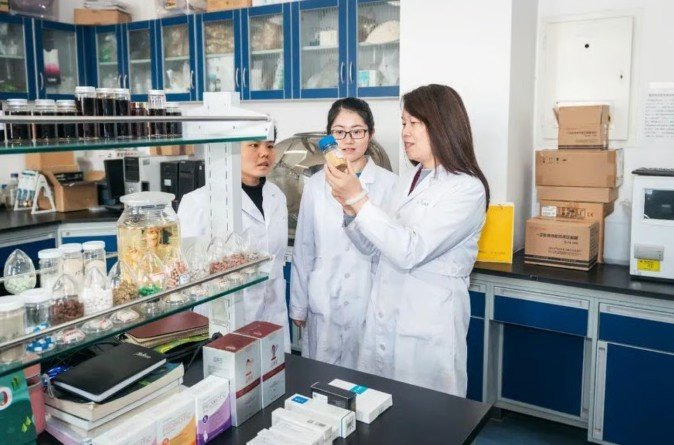 Dù có tài năng kinh doanh đáng nể, giáo sư Fan vẫn nuôi dưỡng niềm đam mê với nghiên cứu khoa học. Ảnh: SCMP