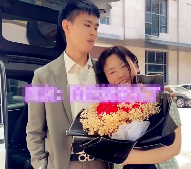 Thiếu gia nhà giàu cưới giúp việc lớn hơn 20 tuổi, bị mẹ phản đối, anh chàng nói đúng một câu - 3