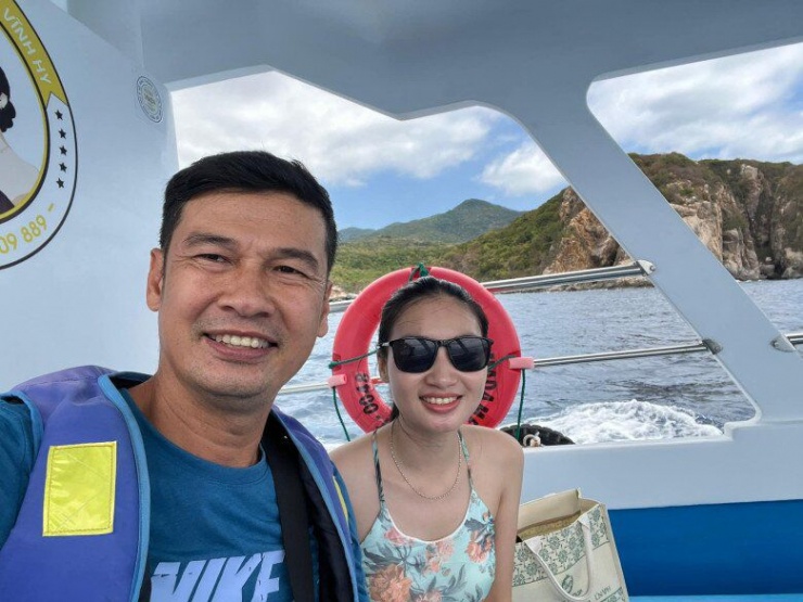 Hai nam diễn viên kết hôn lần đầu ở tuổi U50, đều lấy vợ trẻ là fan cứng kém gần 30 tuổi - 2