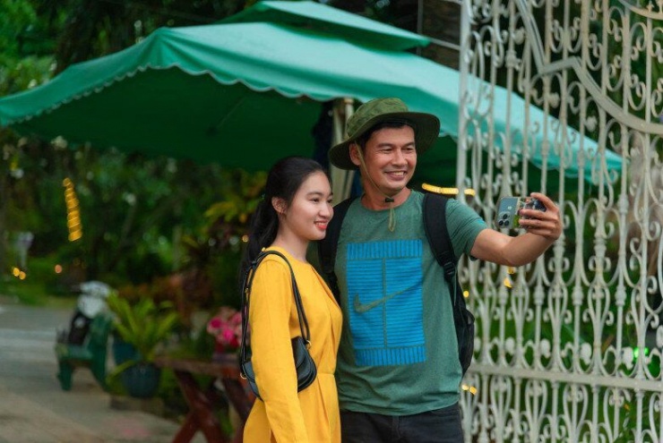 Hai nam diễn viên kết hôn lần đầu ở tuổi U50, đều lấy vợ trẻ là fan cứng kém gần 30 tuổi - 3