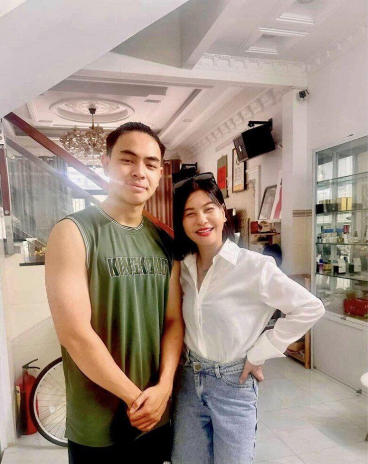 1748309173-2-ong-hoang-tren-man-anh-viet-cung-nam-sinh-nguoi-co-gia-toc-lung-lay-con-gai-xinh-nhu-hoa-hau-nguoi-cat-phuong-20-nam-don-than-nuoi-con-chung-voi-thai-7105-173-width780height983 Cùng 51 tuổi: Johnny Trí Nguyễn vẫn cô đơn, có con gái xinh như hoa hậu, Thái Hòa sống bình dị bên vợ trẻ - 19