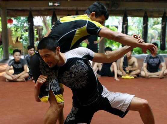 1748309173-2-ong-hoang-tren-man-anh-viet-cung-nam-sinh-nguoi-co-gia-toc-lung-lay-con-gai-xinh-nhu-hoa-hau-nguoi-chanh_tin_08_nfok-7106-292-width555height413 Cùng 51 tuổi: Johnny Trí Nguyễn vẫn cô đơn, có con gái xinh như hoa hậu, Thái Hòa sống bình dị bên vợ trẻ - 12